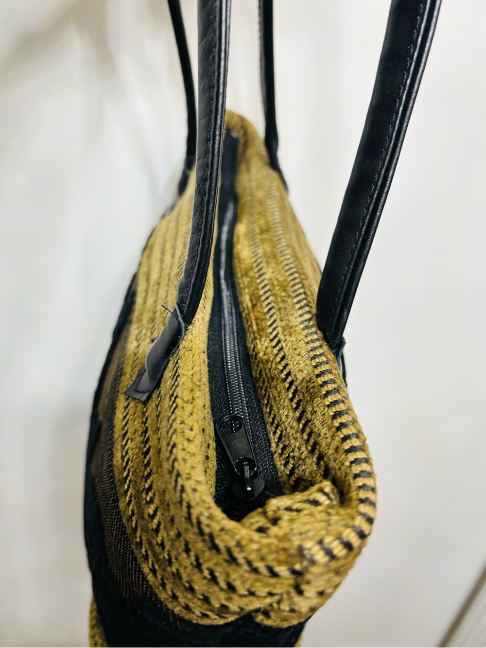 Black & Gold Crochet Giraffe Tote Bag - Women - Picture 4 of 9